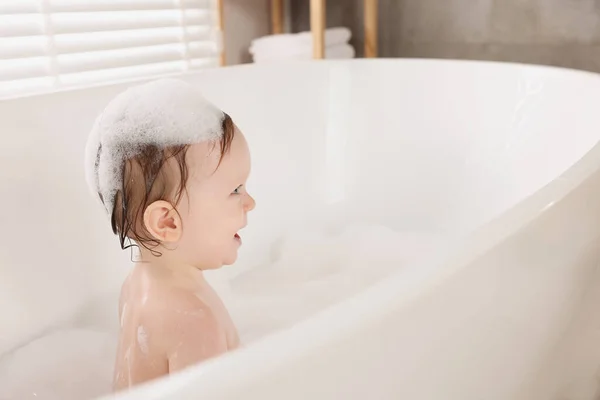 Bonito Bebê Tomando Banho Banheira Casa Espaço Para Texto — Fotografia de Stock