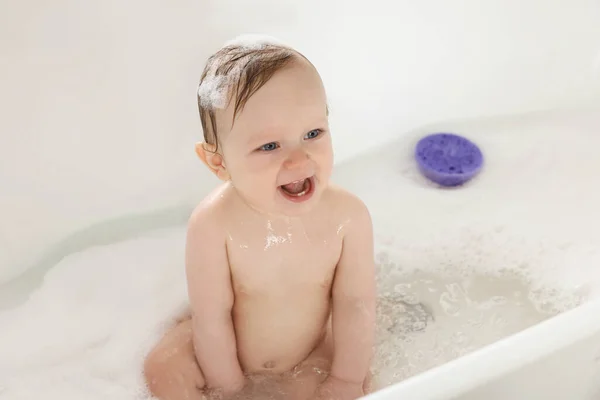 Aranyos Kisbaba Habos Fürdőt Vesz Otthon — Stock Fotó