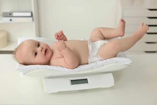 Bebê Bonito Deitado Escalas Clínica — Fotografia de Stock