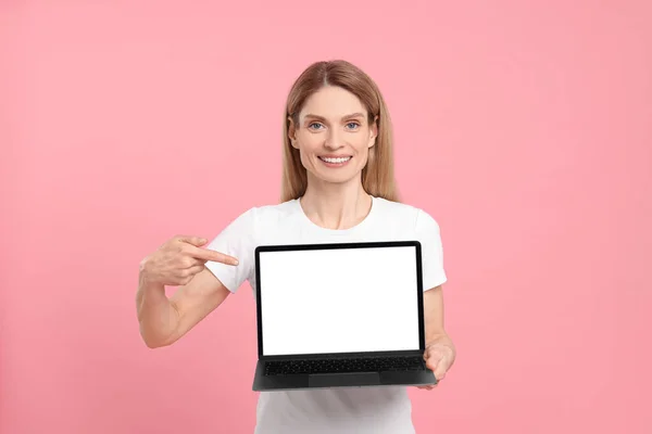 Happy Woman Showing Laptop Pink Background — Stock Photo, Image