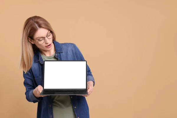 Donna Emotiva Che Mostra Laptop Sfondo Beige Spazio Testo — Foto Stock