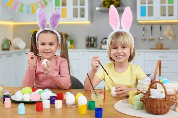 Kinder Bemalen Ostereier Tisch Küche — Stockfoto
