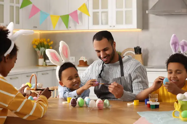 Happy African American Family Painting Easter Eggs Table Kitchen — Stok fotoğraf