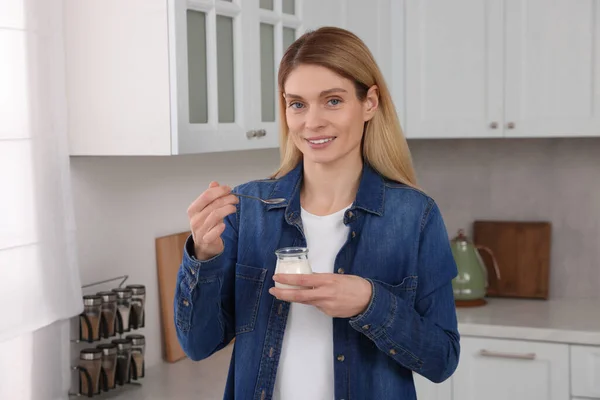 Mujer Comiendo Sabroso Yogur Con Cuchara Cocina —  Fotos de Stock
