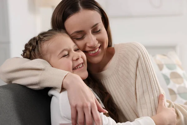 Feliz Madre Abrazando Linda Hija Sofá Casa — Foto de Stock