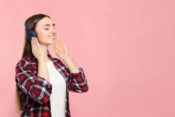 Ευτυχισμένη Γυναίκα Ακουστικά Απολαμβάνοντας Μουσική Ροζ Φόντο Χώρος Για Κείμενο — Φωτογραφία Αρχείου