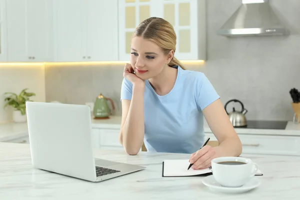 Thuis Werken Vrouw Werkt Laptop Aan Marmeren Bureau Keuken — Stockfoto