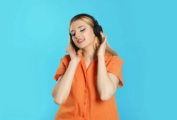 Mujer Feliz Auriculares Disfrutando Música Sobre Fondo Azul Claro — Foto de Stock
