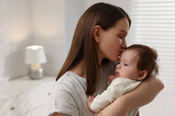 Boldog Anya Megcsókolja Kisbabáját Otthon — Stock Fotó