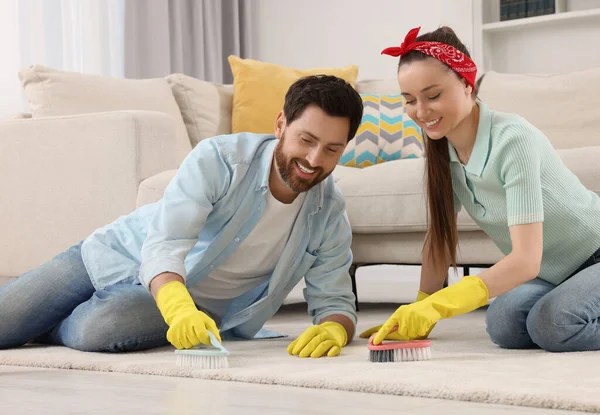 Spring Cleaning Couple Tidying Living Room Together — Stock Photo, Image