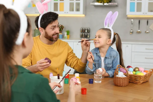 Keluarga Bahagia Bersenang Senang Sambil Melukis Telur Paskah Dapur — Stok Foto