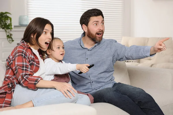 Sorprendida Familia Viendo Televisión Sofá Casa — Foto de Stock