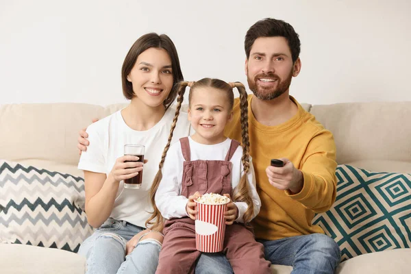 Šťastná Rodina Sledování Televize Popcornem Pohovce Uvnitř — Stock fotografie