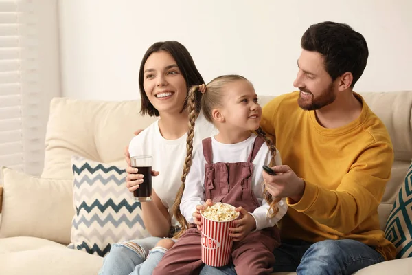 Boldog Család Néz Popcornnal Kanapén Beltérben Hely Szöveges — Stock Fotó