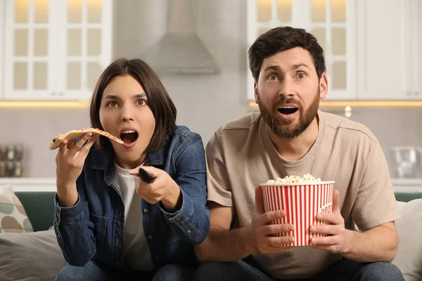 Zaskoczona Para Ogląda Telewizję Popcornem Pizzą Kanapie Domu — Zdjęcie stockowe