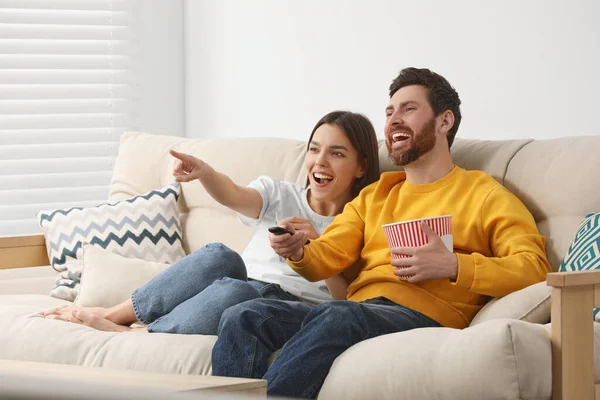 Szczęśliwa Para Ogląda Telewizję Popcornem Kanapie Domu — Zdjęcie stockowe