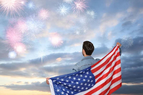 7月4日美国独立日 举着美国国旗的人在天空中欣赏烟火 — 图库照片