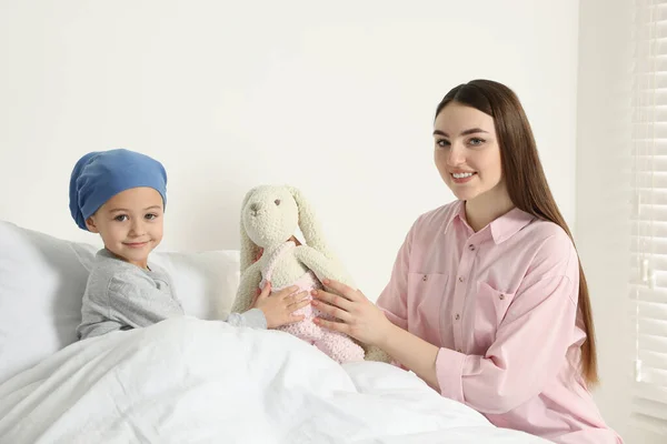 Cancro Infância Mãe Filha Com Coelho Brinquedo Hospital — Fotografia de Stock