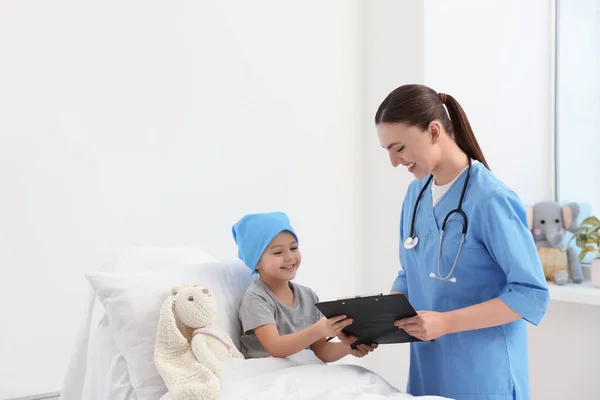 小児がん クリップボードを持つ医師と病院で少し患者 — ストック写真