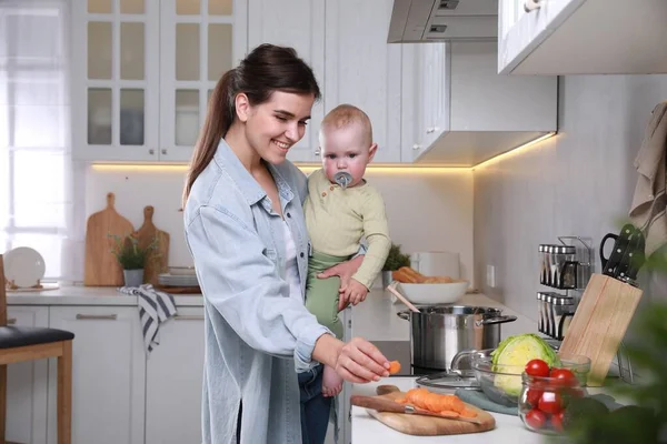 Gelukkig Jong Vrouw Haar Schattig Klein Baby Koken Samen Keuken — Stockfoto