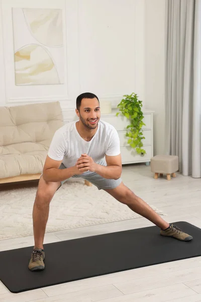 Adam Evde Spor Paspası Üzerinde Sabah Egzersizi Yapıyor — Stok fotoğraf