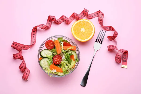 Measuring Tape Salad Half Orange Fork Pink Background Flat Lay — Stock Photo, Image