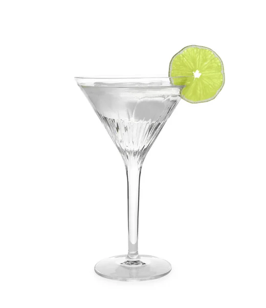 马提尼杯清爽的鸡尾酒 用石灰和冰块与白色隔离开 — 图库照片