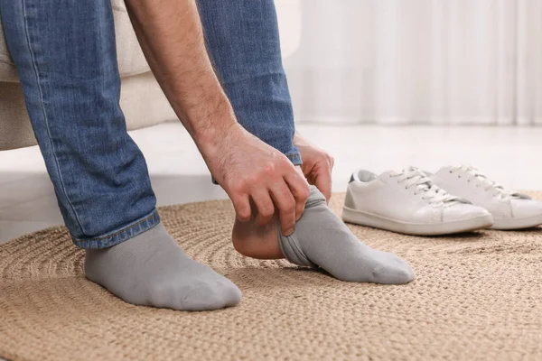 Muž Oblékání Šedé Ponožky Doma Detailní Záběr — Stock fotografie