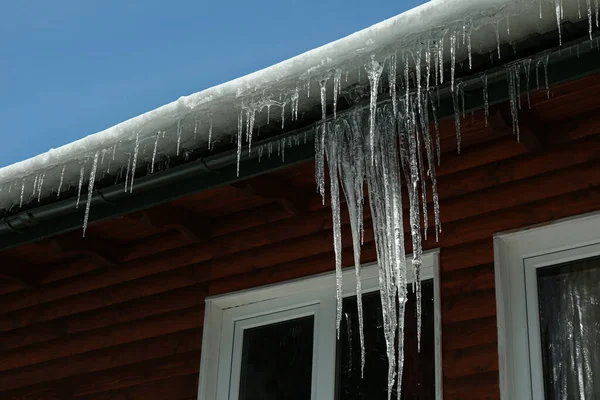 Casa Com Gelo Telhado Temporada Inverno — Fotografia de Stock