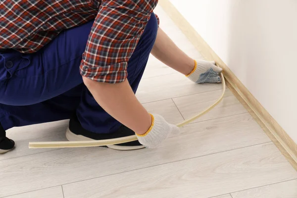 Man Installing Plinth Laminated Floor Room Closeup — Φωτογραφία Αρχείου