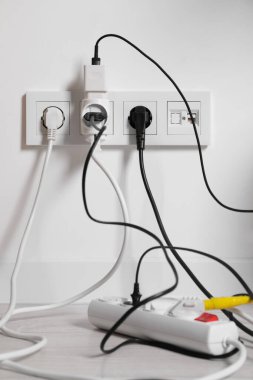 Yerdeki prizlerde farklı elektrik prizleri ve güç şeritleri var.