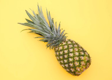 Sarı arka planda nefis olgun ananas, üst manzara.