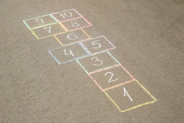 Açık havada asfalt üzerine renkli tebeşirle çizilmiş seksek.