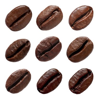 Aromatik kavrulmuş kahve çekirdekleri beyaz üzerine izole edilmiş.