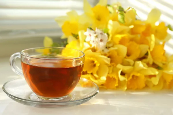 Xícara Chá Aromático Belos Narcisos Amarelos Peitoril Janela — Fotografia de Stock