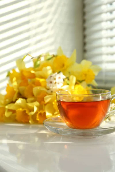 Xícara Chá Aromático Belos Narcisos Amarelos Peitoril Janela Espaço Para — Fotografia de Stock