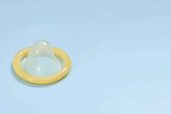 Kondom Ljusblå Bakgrund Utrymme För Text Säkert Sex — Stockfoto