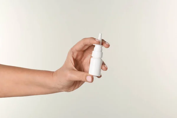 Mujer Sosteniendo Aerosol Nasal Sobre Fondo Blanco Primer Plano —  Fotos de Stock