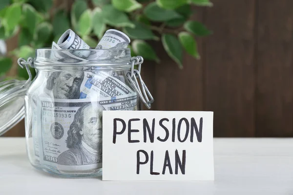 Kort Med Fras Pensionsplan Och Dollarsedlar Glasburk Vitt Träbord Pensionskoncept — Stockfoto