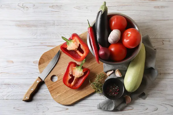 Cocinar Delicioso Ratatouille Verduras Frescas Maduras Cuchillo Tazón Sobre Mesa —  Fotos de Stock
