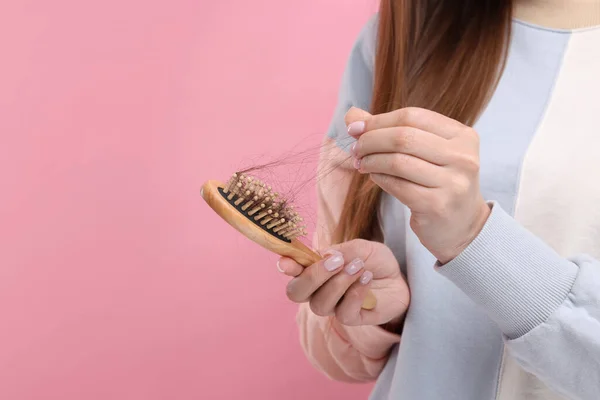 Γυναίκα Ξεμπερδεύει Χαμένα Μαλλιά Της Από Πινέλο Ροζ Φόντο Κοντινό — Φωτογραφία Αρχείου