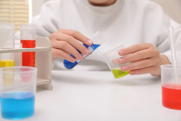 Mädchen Mischen Bunte Flüssigkeiten Weißem Tisch Drinnen Nahaufnahme Chemische Experimente — Stockfoto