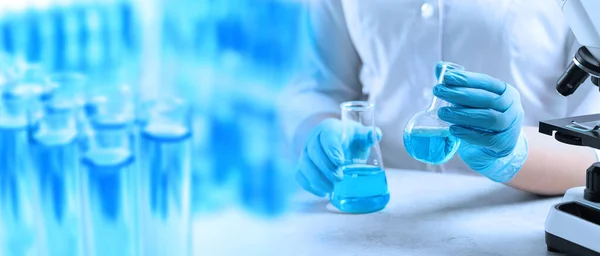 化学と化学の研究 液体を扱う研究室用ガラス製品と科学者のコラージュ バナーデザイン — ストック写真
