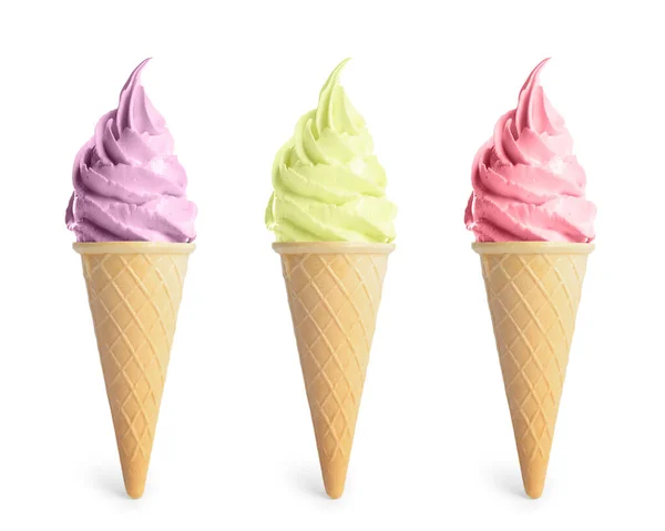 白底圆锥脆饼中的一组不同的美味软食冰淇淋 — 图库照片