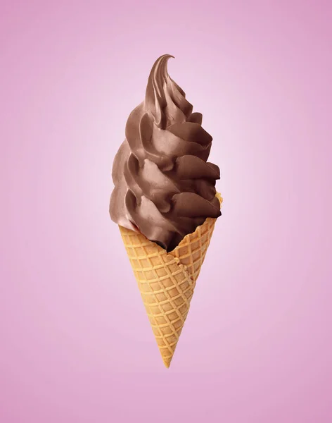 色泽紫罗兰色背景的脆锥形巧克力冰淇淋 — 图库照片