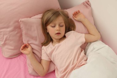 Küçük kız uyurken horluyor.