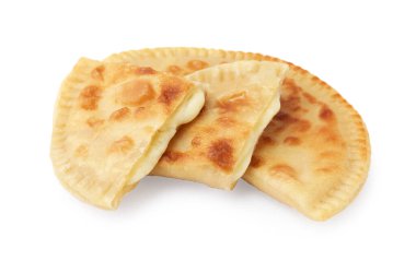 Lezzetli kızarmış chebureki ve beyaz üzerine izole edilmiş peynir.