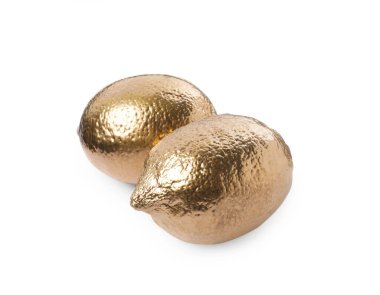 Beyaz arka planda parlak, şık altın limonlar