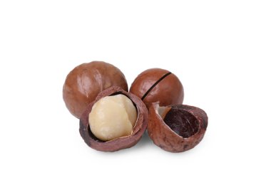 Lezzetli organik Macadamia fındıkları beyaza izole edilmiş.