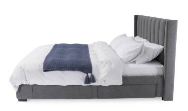 Beyaz arka planda çarşafları olan rahat gri yatak.